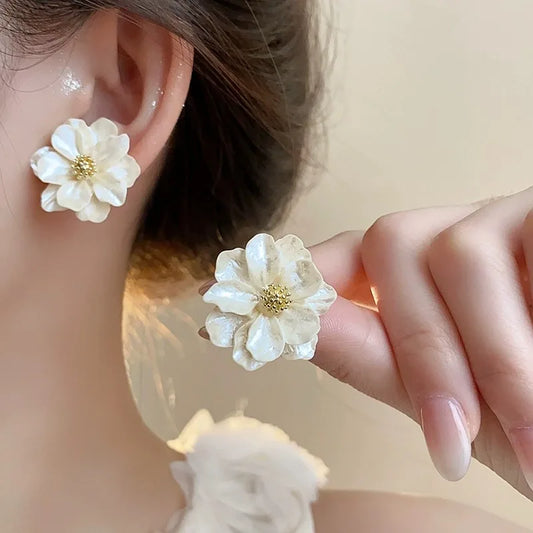 おしゃれなホワイトアクリルフラワースタッドピアス