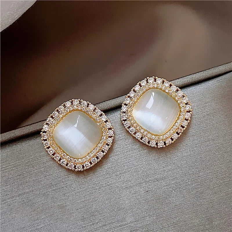 シックな四角形オパールとジルコニアクリスタルのスタッドピアス