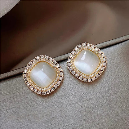 シックな四角形オパールとジルコニアクリスタルのスタッドピアス