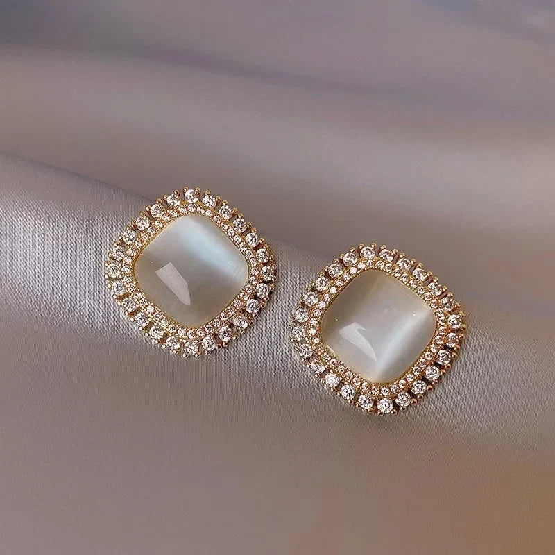 シックな四角形オパールとジルコニアクリスタルのスタッドピアス