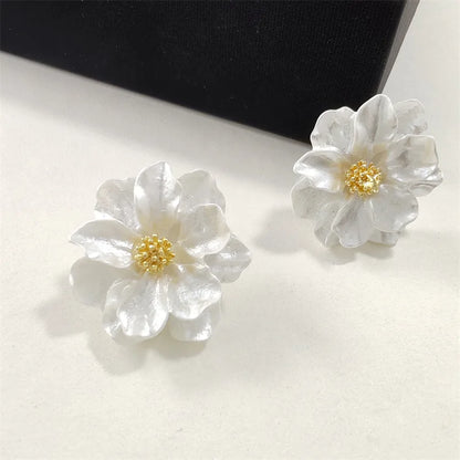 おしゃれなホワイトアクリルフラワースタッドピアス