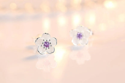 ジルコニアの花のスタッドピアス