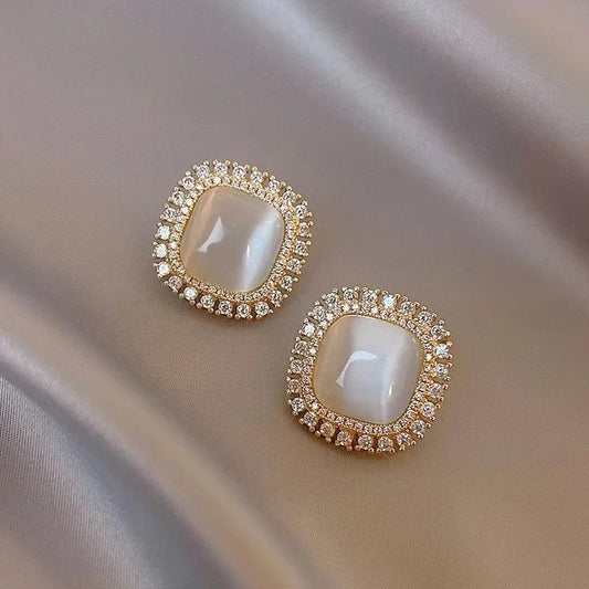シックな四角形オパールとジルコニアクリスタルのスタッドピアス