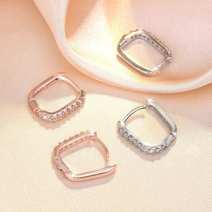 洗練されたフープピアス