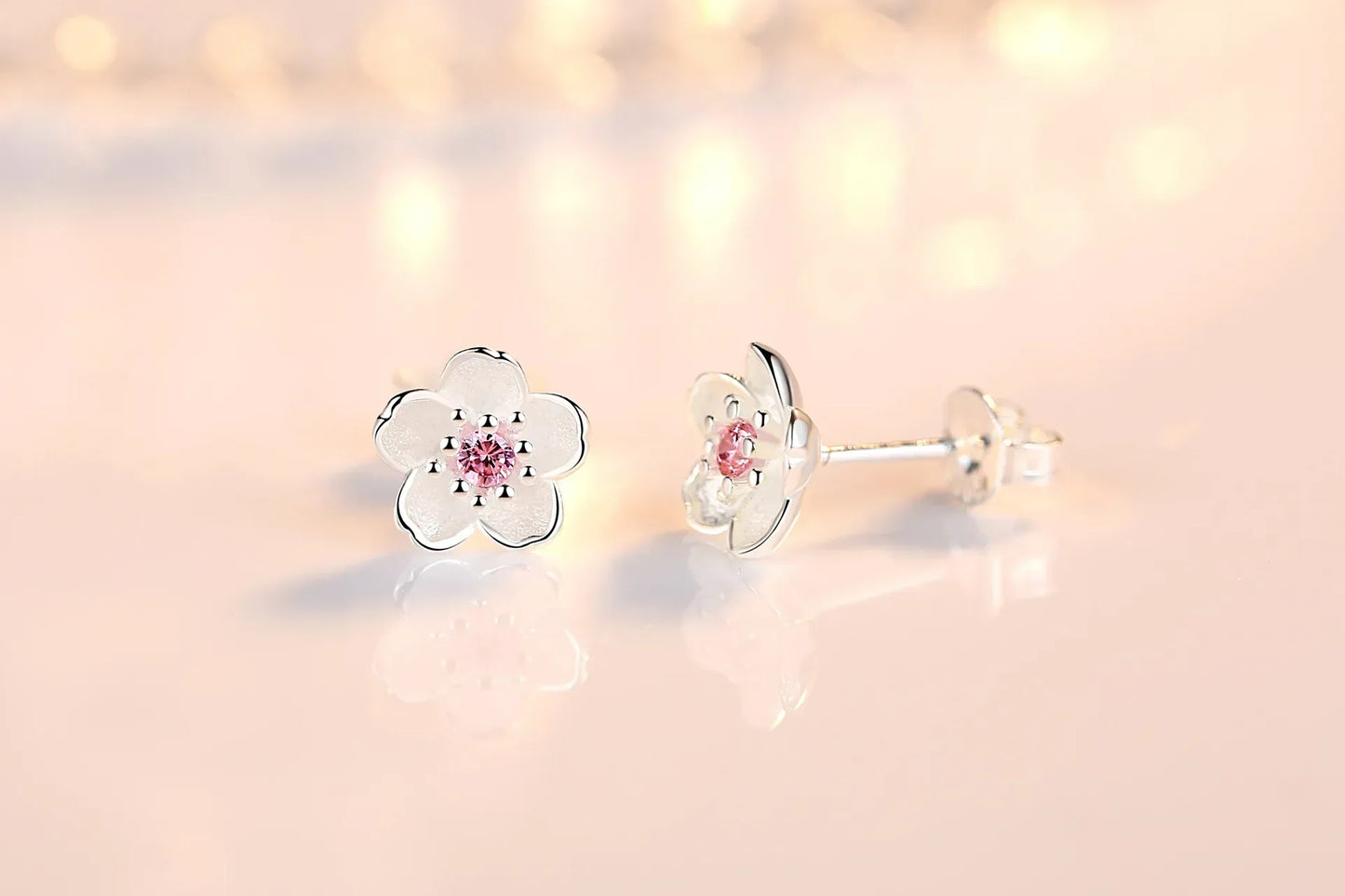 ジルコニアの花のスタッドピアス