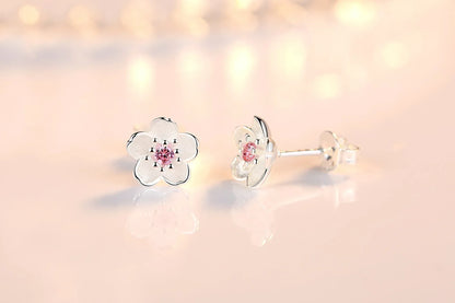 ジルコニアの花のスタッドピアス