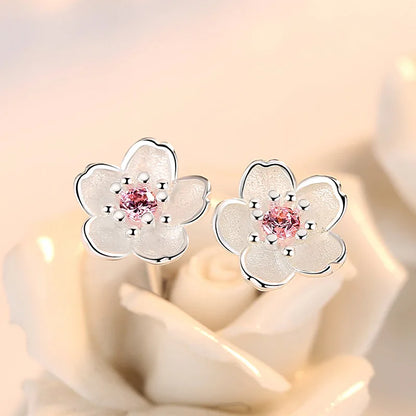 ジルコニアの花のスタッドピアス