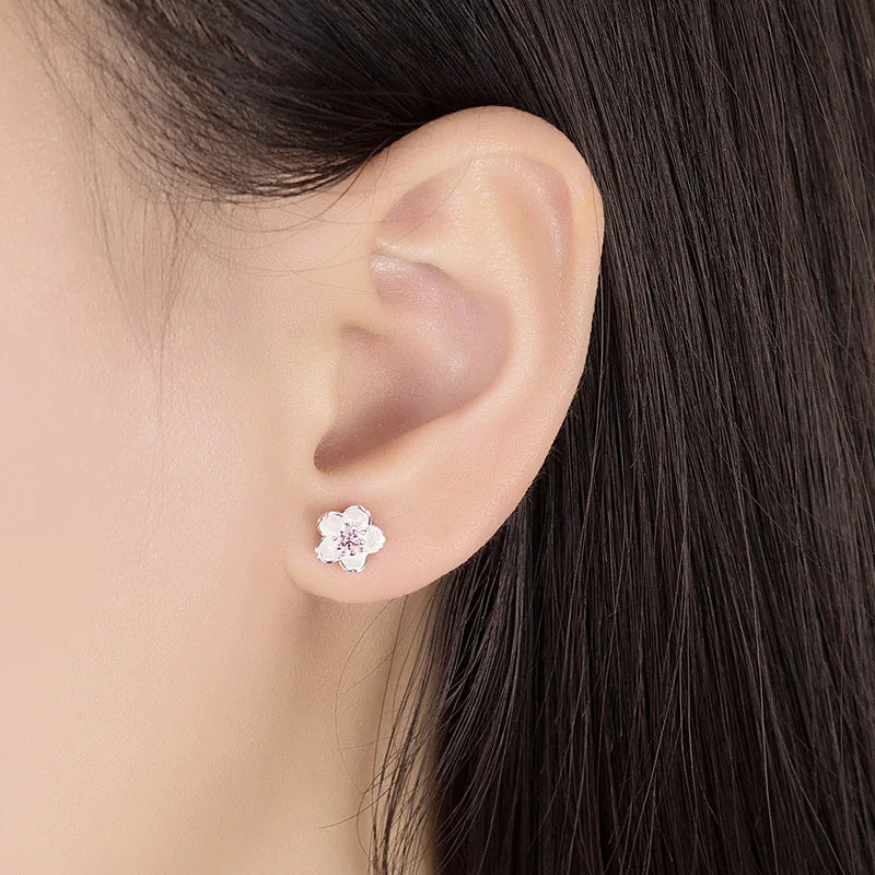 ジルコニアの花のスタッドピアス