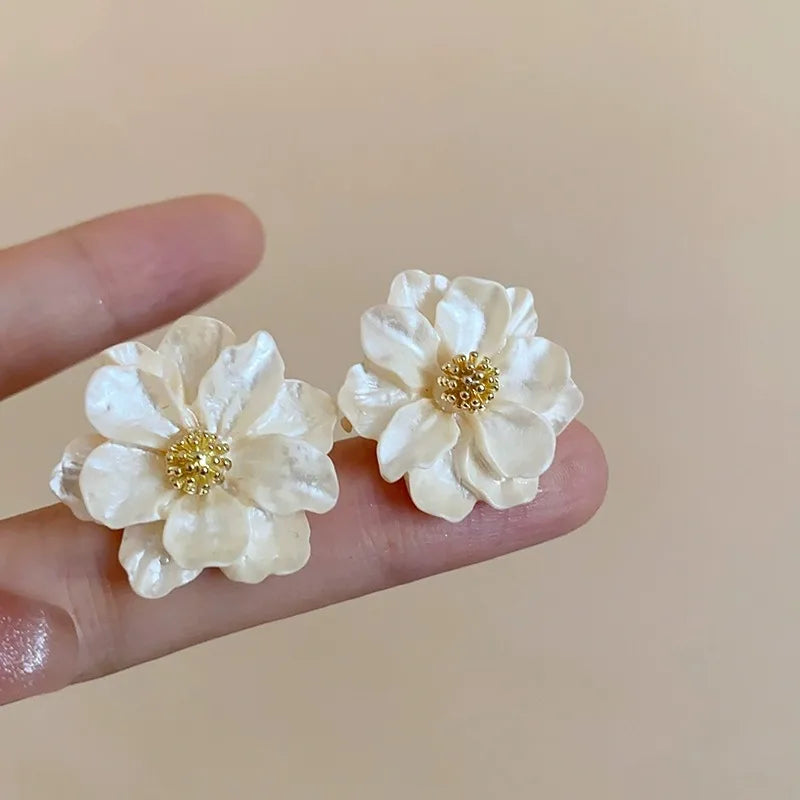 おしゃれなホワイトアクリルフラワースタッドピアス