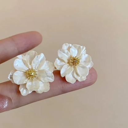おしゃれなホワイトアクリルフラワースタッドピアス